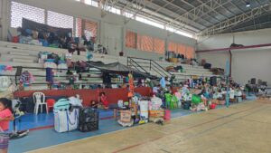 Los pobladores desplazados viven en condiciones de hacinamiento e incertidumbre en la unidad deportiva de Colalambre | Foto: Salomón Hernández