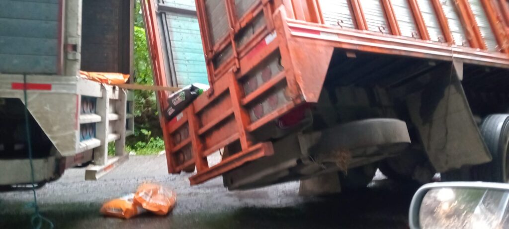 El accidente fue evitado gracias al actuar de las autoridades locales, quienes ayudaron al conductor del camión | Foto: Salomón Hernández