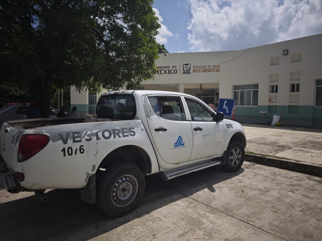 Las autoridades de Huejutla emitieron recomendaciones para evitar la proliferación del mosquito responsable de la transmisión del dengue | Foto: Salomón Hernández