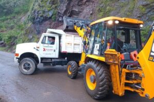La Secretaría de Infraestructura Pública y Desarrollo Urbano Sostenible (Sipdus) sigue trabajando a marchas forzadas para retirar los derrumbes en la carretera estatal Molango-Xochicoatlán