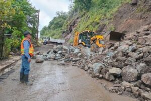 Personal de Sipdus y Protección Civil de Molango y Xochicoatlán coordinan esfuerzos para abrir el paso de vehículos