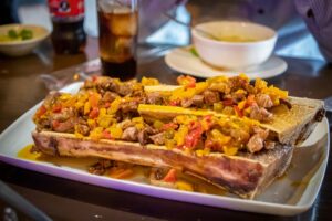 Deleita tu paladar con la creatividad de La Borolas, donde cada plato es una obra maestra