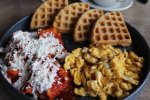 Disfruta de un desayuno relajado en Little Waffle Street, el lugar favorito para iniciar el día con el pie derecho