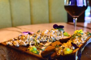 Disfruta de un corte perfectamente cocido en Entre Fuegos, donde la carne es protagonista