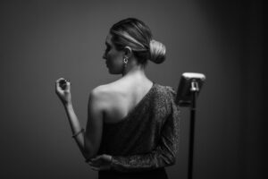 Clau Quintero, cantautora mexicana, invita a los jóvenes a luchar contra sus miedos con su nuevo sencillo Salgamos de aquí