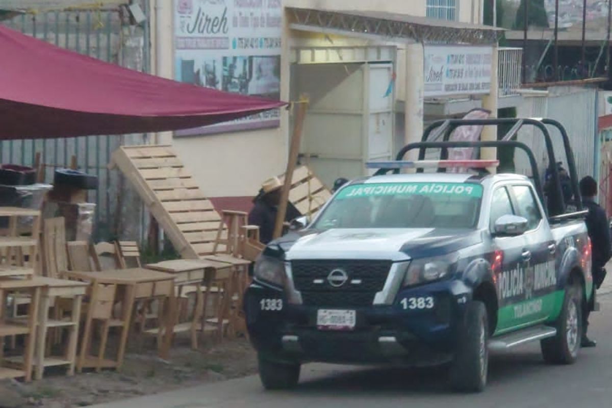 Elementos de la SSC en la zona donde fue detenido el conductor de la camioneta en Tulancingo