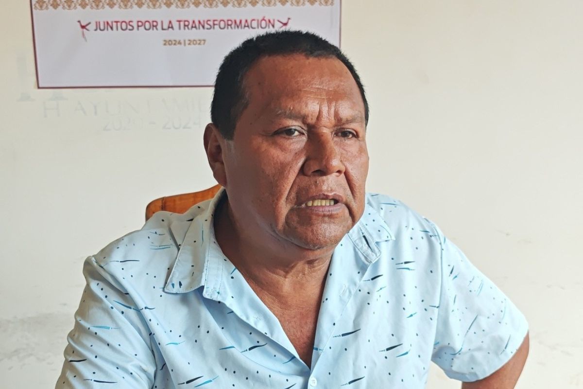 El regidor Leodegario de la Cruz Pérez supervisa las reparaciones de la bomba de agua en Huautla