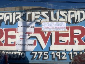 Los sellos fueron colocados en sus negocios por la supuesta quema de llantas, explicó JustinoFoto: Especial