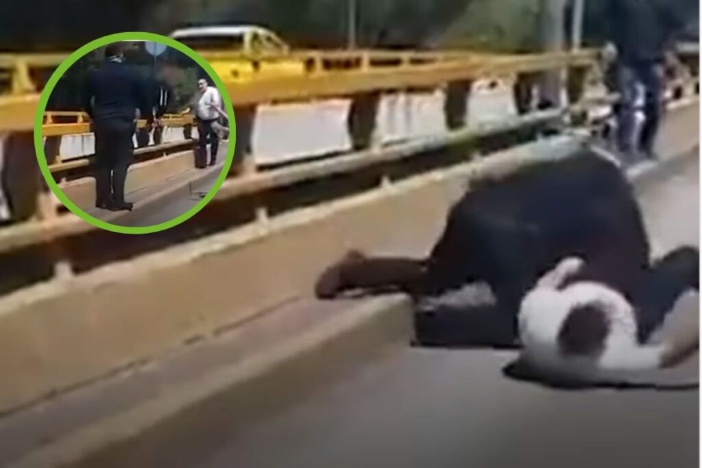 El momento en que uno de los oficiales logró sostener al hombre para evitar su caída