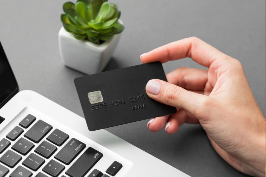 Hay que saber usar una tarjeta de crédito para mantener una estabilidad financiera / Freepik