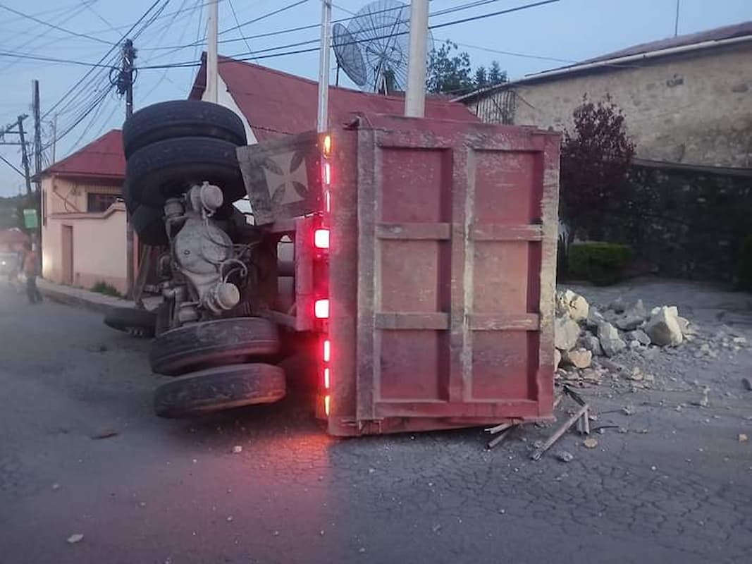 Tráiler involucrado en el accidente tras impactar contra el negocio y derribar postes de luz
