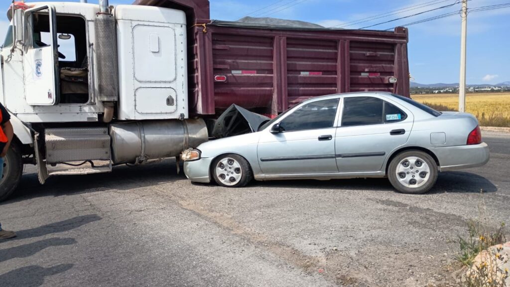 Encontronazo en Villa de Tezontepec: Chocaron un carro y un camión de volteo; esto pasó