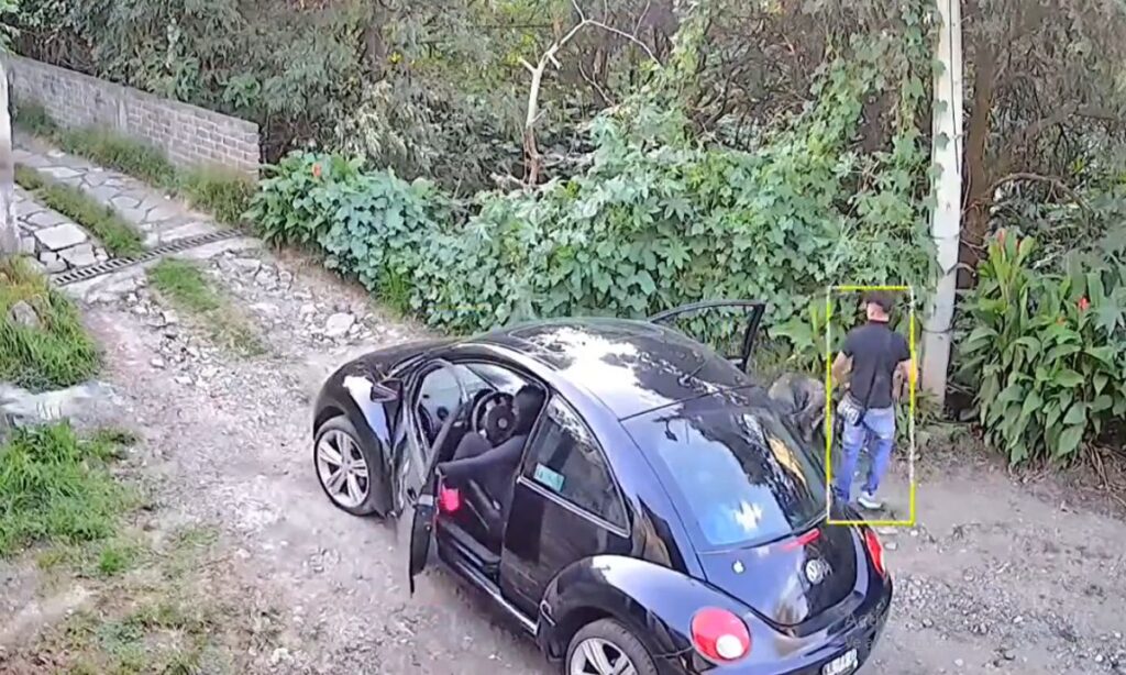 Ciudad de México: Abandonan a perro, pero la cámara de vigilancia los capta; checa el video