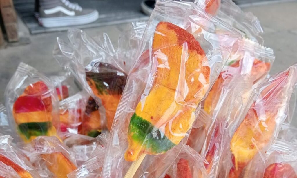 Eduardo viene de Guatemala y vende dulces en Pachuca para regresar a su hogar; esta es su historia