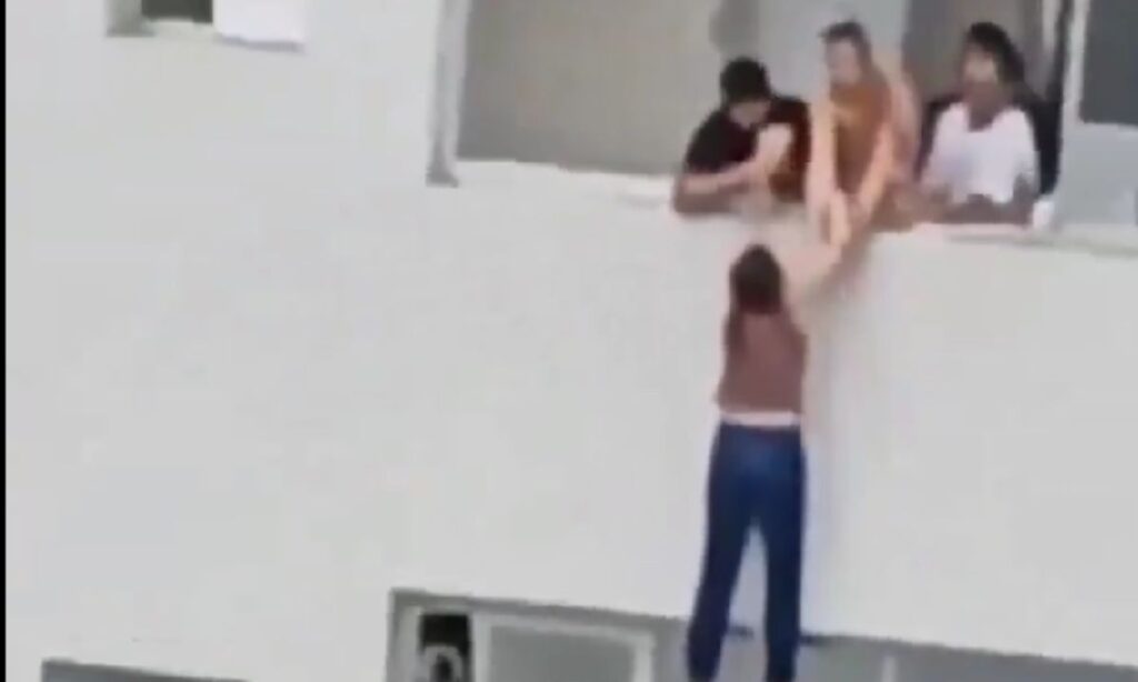 ¡Tensión en Brasil! Mujer estuvo a punto de caer de un edificio; esto fue lo que ocurrió