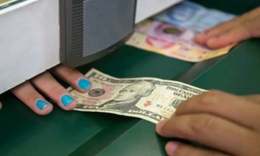 El tipo de cambio se ajusta a $18.95, con el dólar afectado por las tensiones internacionales