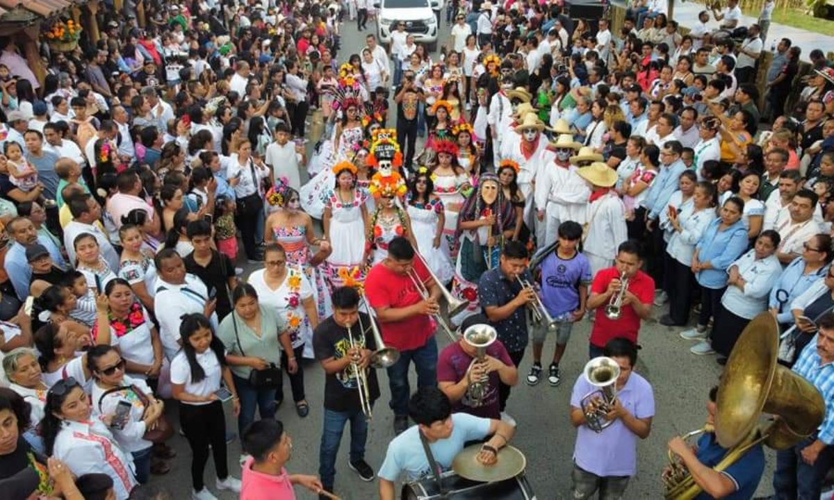 Se realizó un desfile en el que participaron estudiantes de diferentes escuelas de la región | Foto: Salomón Hernández