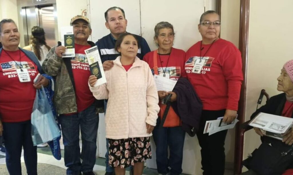 Adultos mayores de Zimapán cumplen el sueño de ver a sus hijos en Estados Unidos