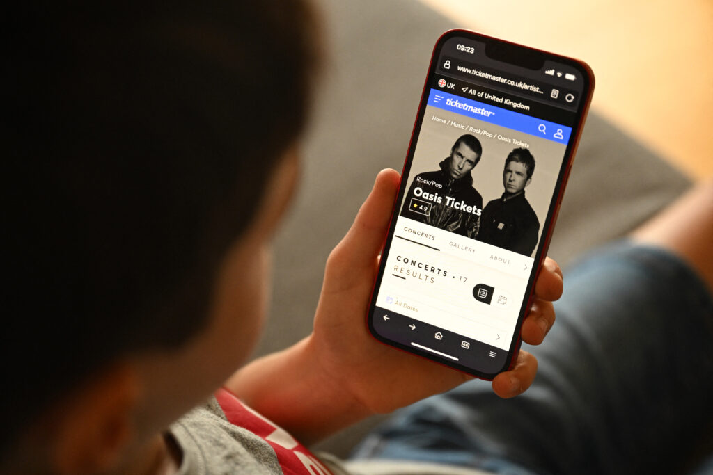Fans de Oasis, víctimas de estafas en redes sociales al momento de comprar boletos