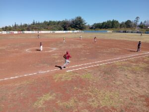 Más de 300 personas se reunieron en la Unidad Deportiva de Atotonilco el Grande para vivir la emoción de la final de béisbol