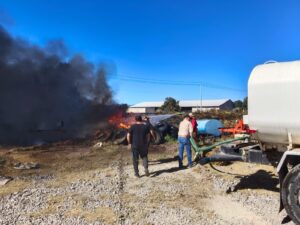 Vecinos de Palma Gorda presenciaron el rápido despliegue de bomberos en el incendio de Mineral de la Reforma.
