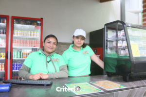 El área de fast food de Jungle Park complementa una experiencia llena de aventura.