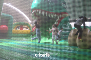Familias exploran los gigantes toboganes y laberintos de Jungle Park.