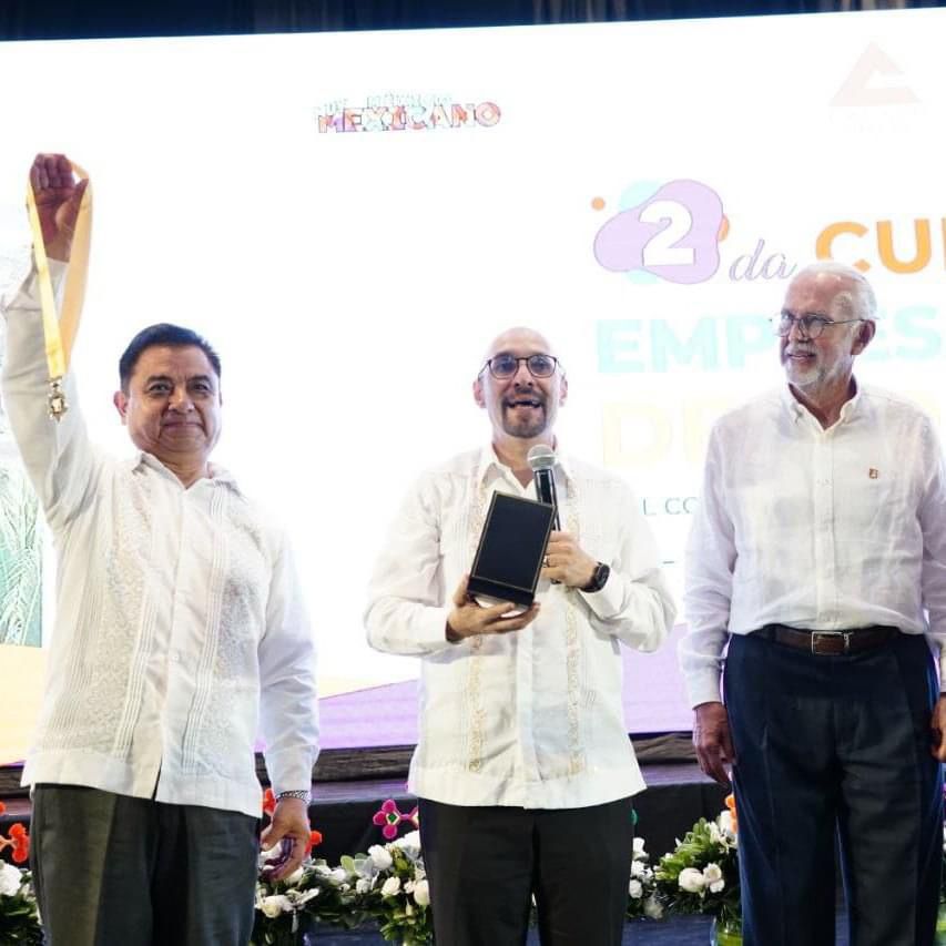 Andrés Velázquez entrega reconocimiento al gobernador de Nayarit, destacando su labor en favor del comercio formal
