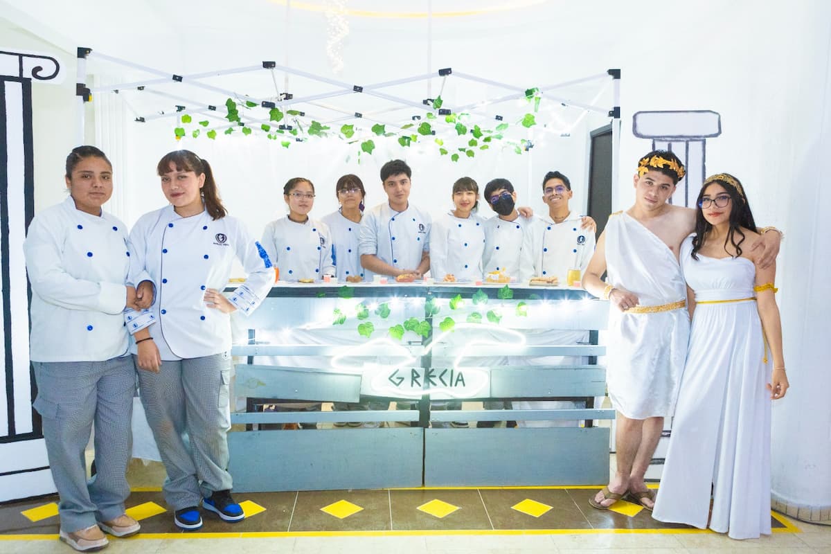 Los jóvenes expositores ofrecieron a los visitantes una experiencia auténtica de los sabores y técnicas de cada país, como Grecia con sus sabores Mediterráneos 