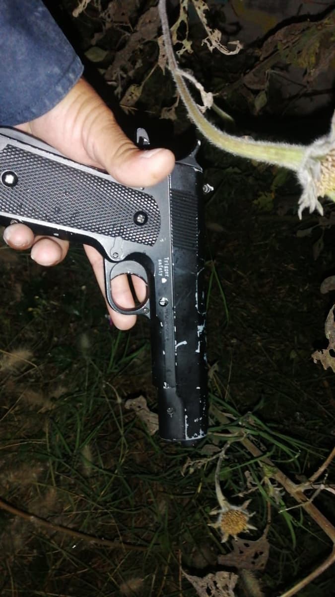 El arma fue encontrada en un terreno cercano donde el agresor intentó ocultarla
