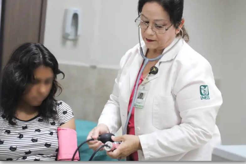 La nueva convocatoria de IMSS-Bienestar promete sueldos atractivos en cada vacante.