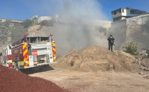 Bomberos combaten incendio de llantas en mina de desechos en Pachuca.