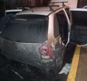 En Mineral de la Reforma, un automóvil en llamas fue hallado con una cartulina intimidante.