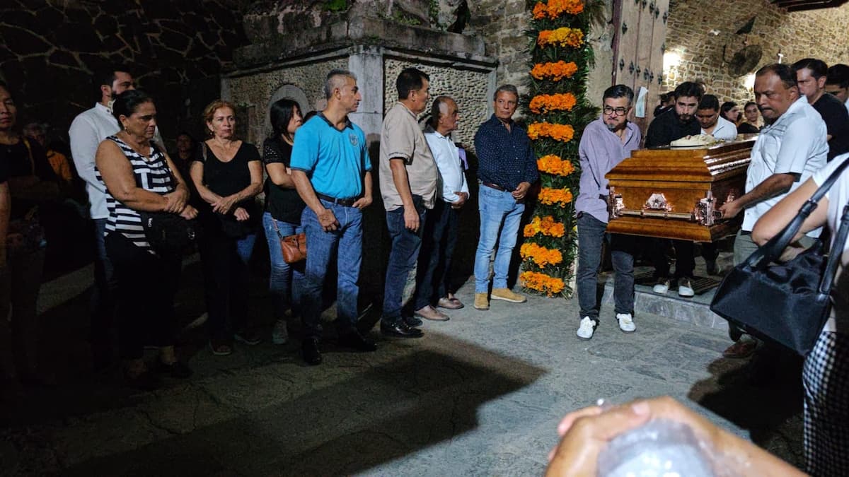 La ceremonia en honor al profesor Valter Osvaldo reunió a familiares y estudiantes en Atlapexco
