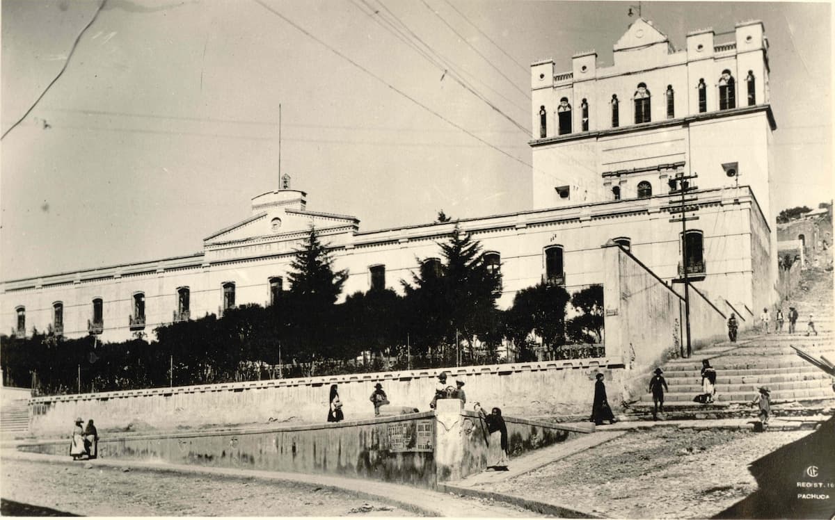 La segunda imagen corresponde al año de 1908 o 1909 realizada poco después de la gran remodelación del edificio