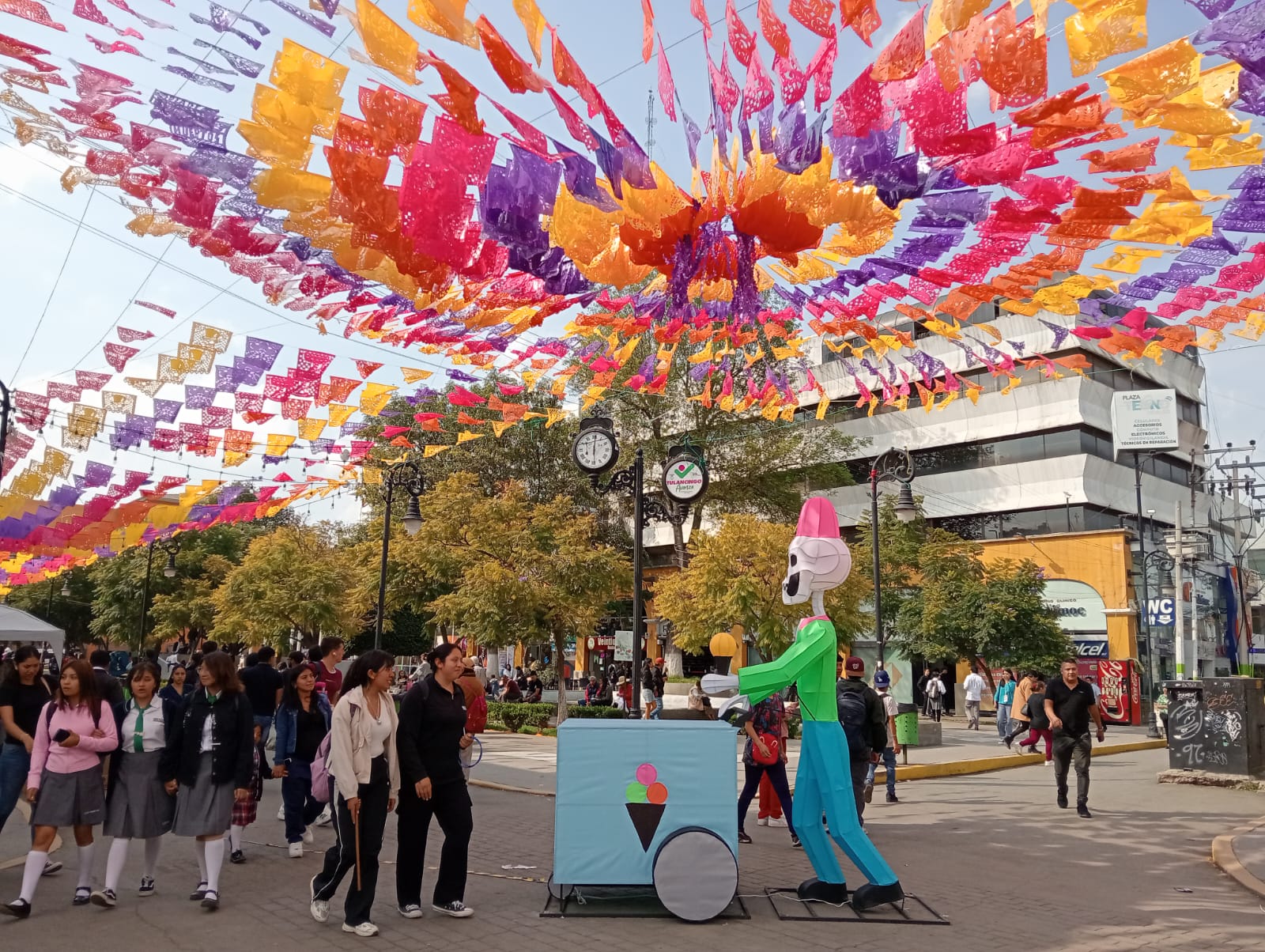 El altar monumental en el jardín La Floresta, que cautivó a miles de visitantes en su encendido, refleja la riqueza cultural de la celebración del Día de Muertos