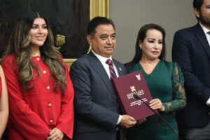 El presidente de la Junta de Gobierno del Congreso local, Andrés Velázquez Vázquez, recibió en días pasados el Paquete Hacendario para el Ejercicio Fiscal 2025Foto: David Martínez