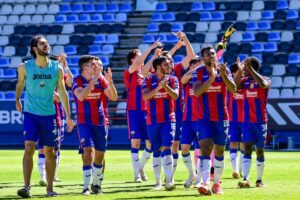 Los Potros de Hierro se preparan para su duelo contra Celaya, respaldados por su afición en el estadio Hidalgo