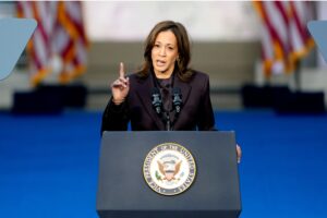 Kamala Harris felicita a Trump tras su derrota, subrayando la importancia de un traspaso pacífico del poder.