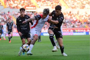 Chivas y Atlas se enfrentan en el estadio Akron en un clásico que promete emociones intensas y muchas sorpresas.
