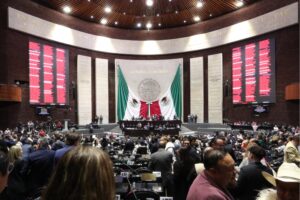 La desaparición de los organismos fue avalada por Morena y sus aliados con 347 votos a favor, mientras que los partidos de oposición, que no cuentan con el número suficiente para frenar las reformas constitucionales, emitieron 128 votos en contra