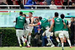 Atlas festeja su triunfo ante Chivas, con Aldo Rocha firmando el penalti de la victoria al 90+14’