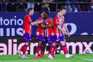  Con goles de Vitinho y Bonatini, más un autogol de Pereira, los potosinos vencieron 3-0 a Tigres en la ida