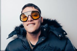 Con éxitos como Dime y Vaquero, el joven talento pondrá a bailar a todos los asistentes