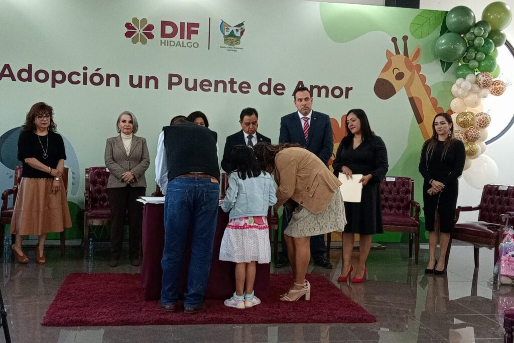 La ceremonia de adopción de cinco menores, incluidos Salvador, con la presencia de legisladores y autoridades