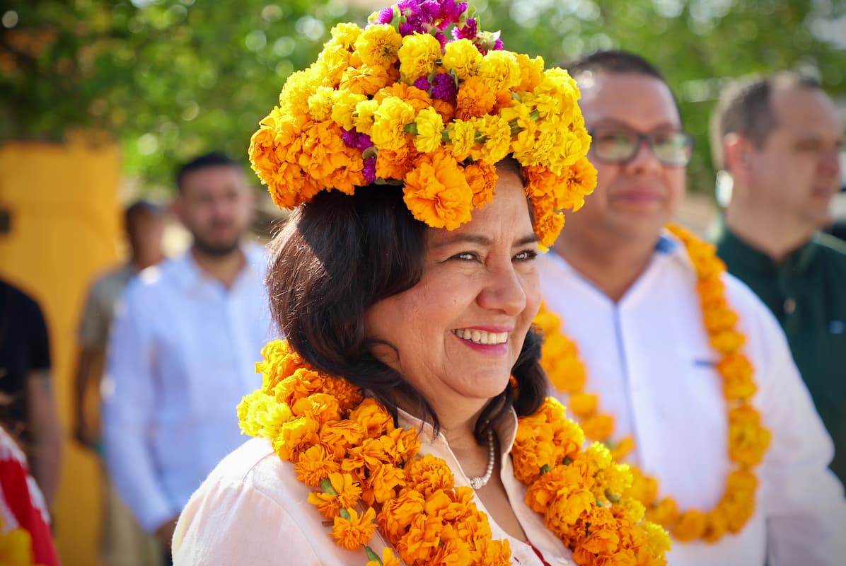 La presidenta del DIF Hidalgo entrega despensas a familias de Huautla en apoyo a su bienestar.