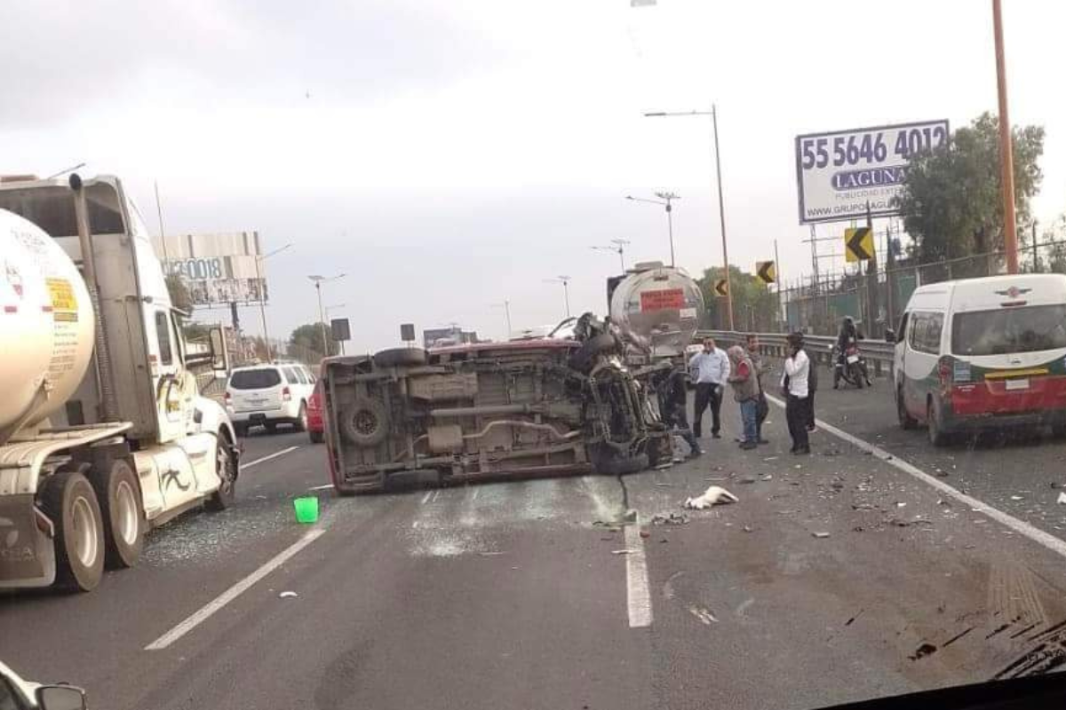 Paramédicos atienden a los lesionados tras la volcadura en el kilómetro 17 de la México-Pachuca / Foto. Alfonso Marín