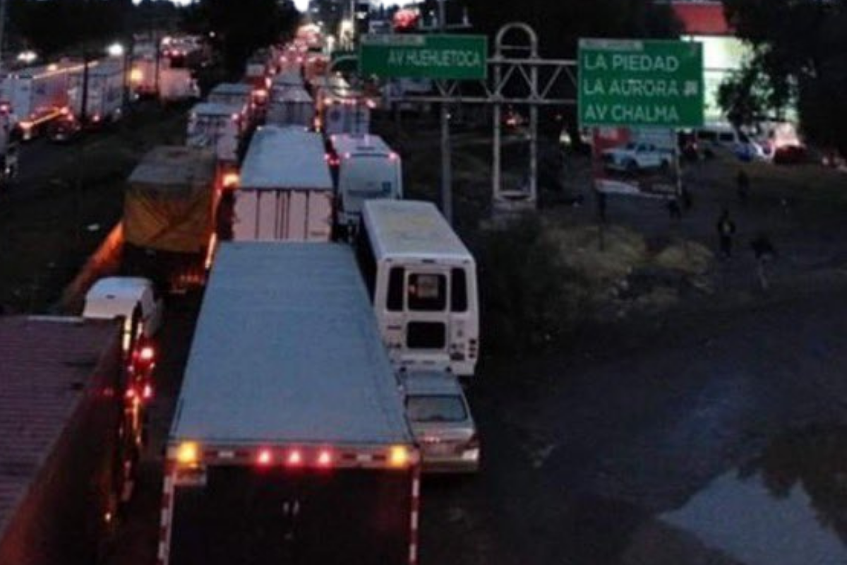 Automovilistas afectados solicitan ayuda en la autopista México-Querétaro tras 20 horas de espera / Foto. Especial