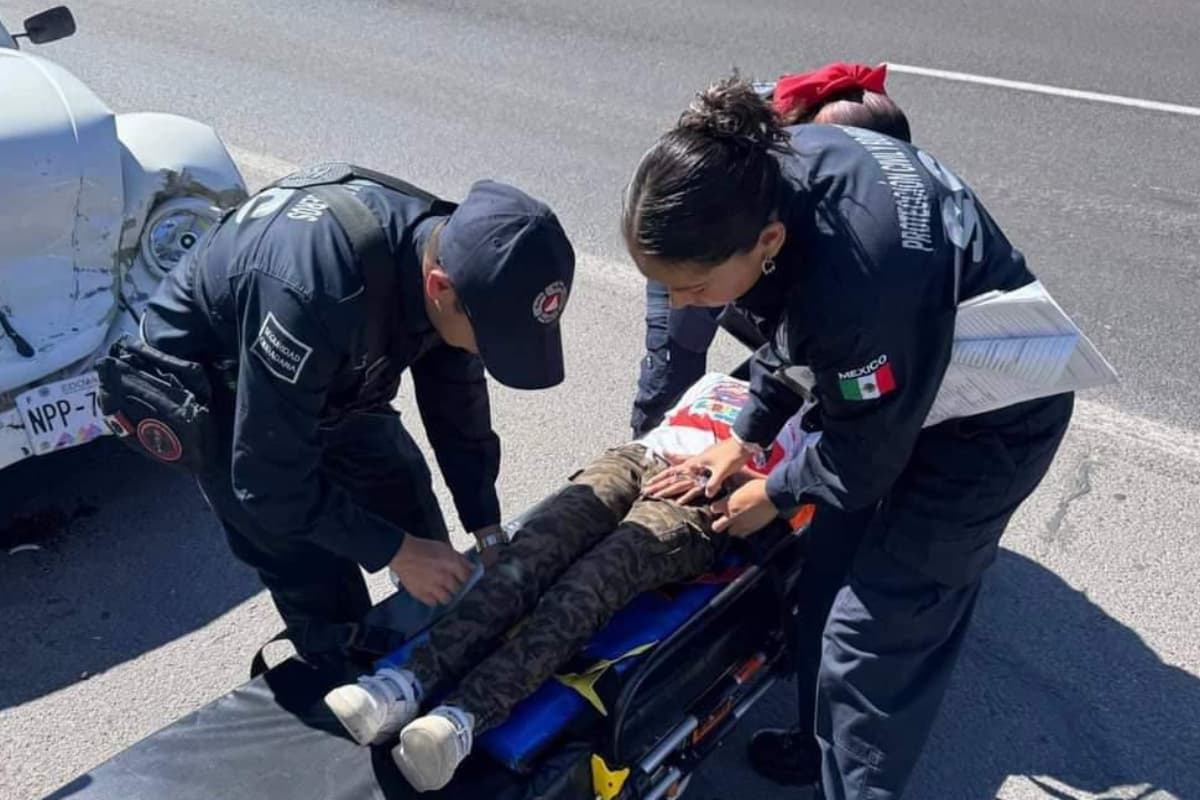 Paramédicos auxilian a un menor tras choque en la autopista México-Querétaro / Foto. Alfonso Marín