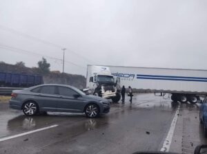 Equipos de emergencia atendieron el caos vial en la autopista México-Querétaro.